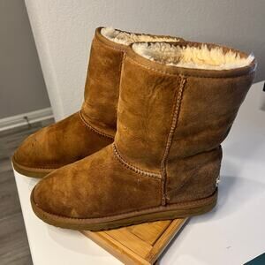 Ugg Women's Classic Short Boot Shaft Height 8" Size US 8 Chestnut Color